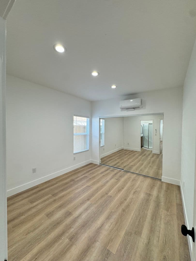 Long Beach Apartment: 5201 E Anaheim Rd.