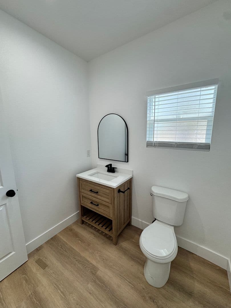 Long Beach Apartment: 5201 E Anaheim Rd.