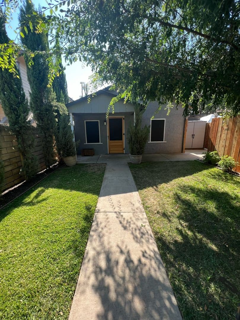 Orange House: 330 1/2 N Shaffer Street