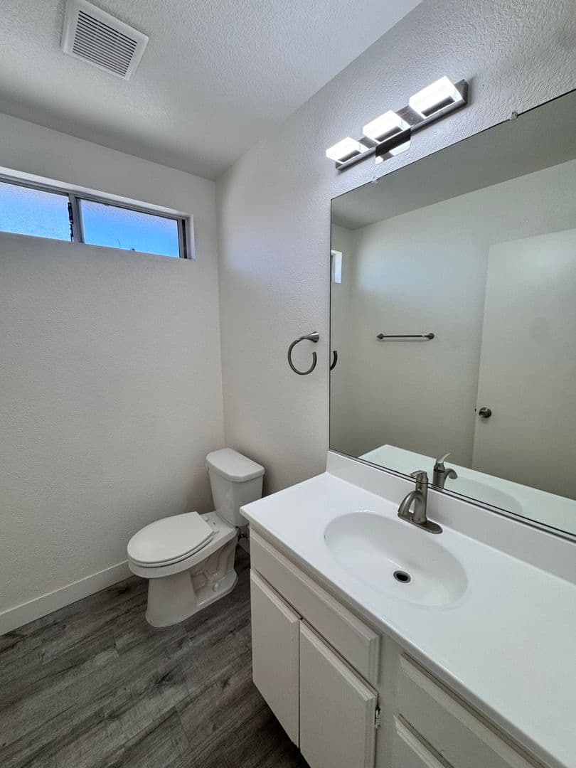 Long Beach House: 927 Freeman Ave