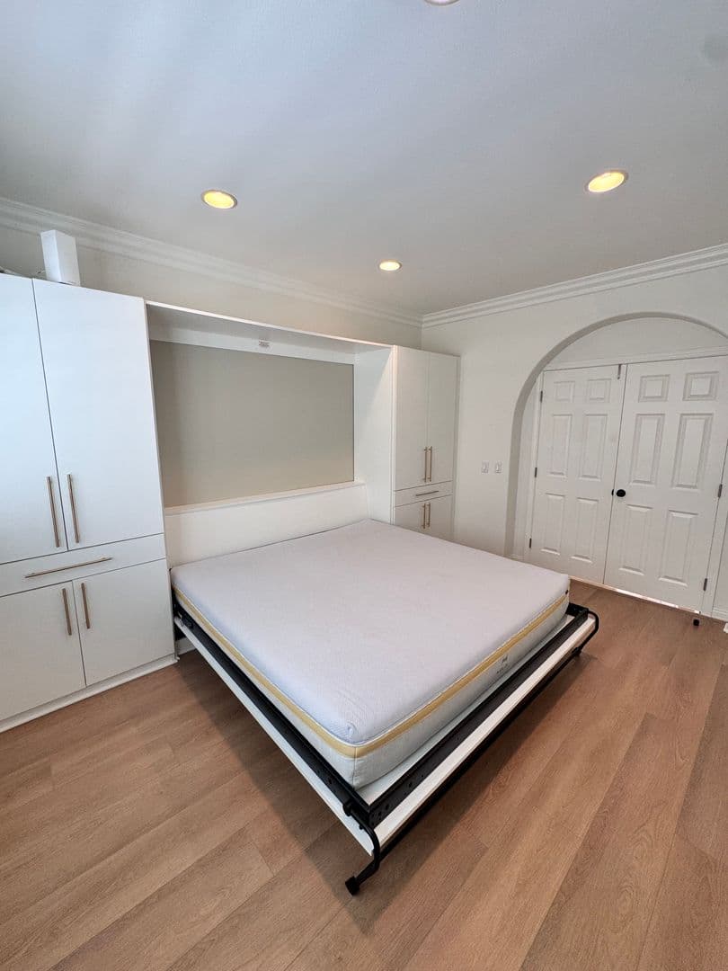 Long Beach House: 326 Manila Ave