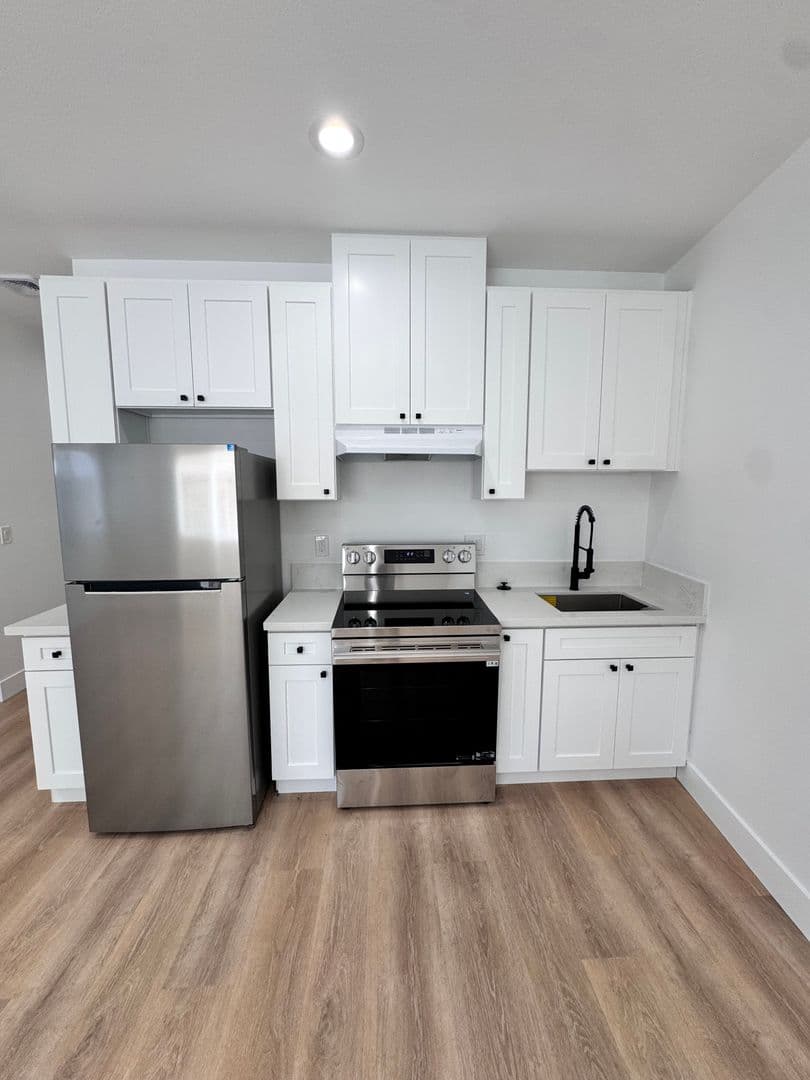 Long Beach Apartment: 5201 E Anaheim Rd.
