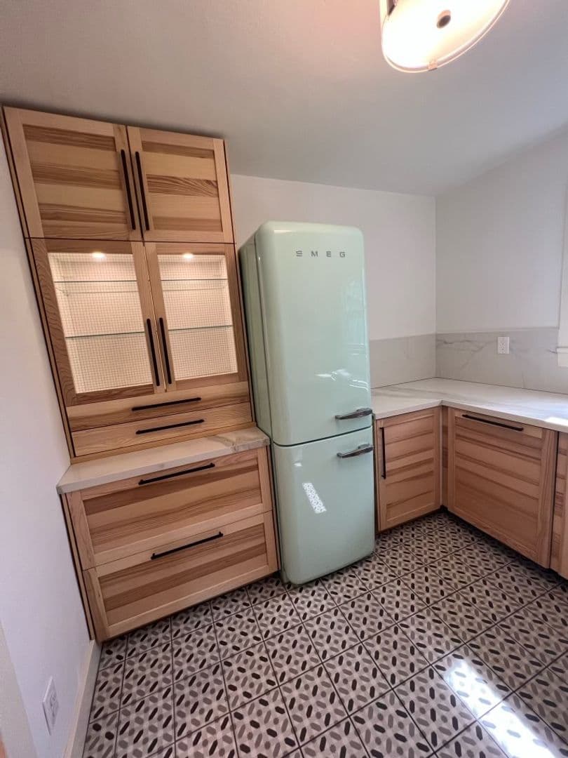 Orange House: 330 1/2 N Shaffer Street