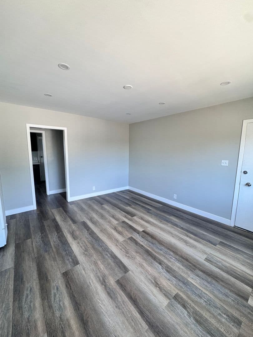 South Gate Apartment: 3048 Iowa ave