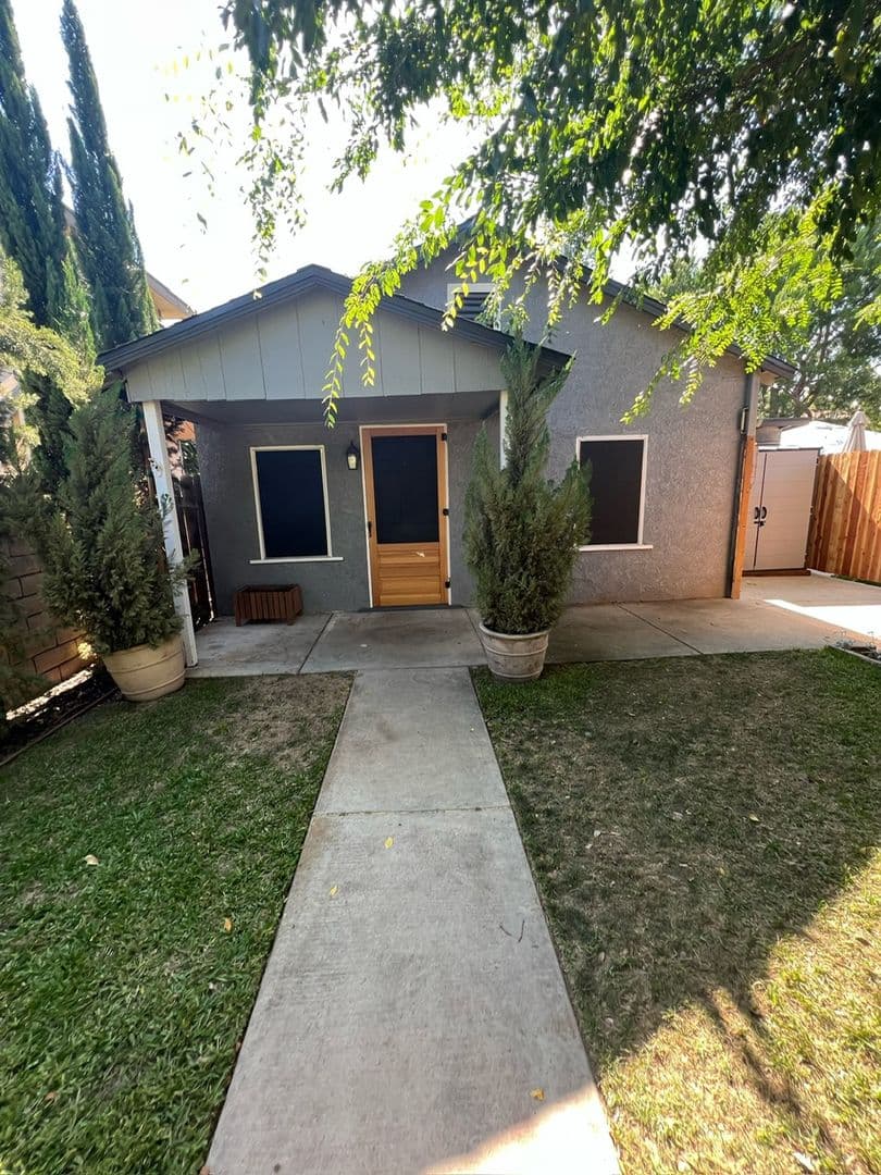 Orange House: 330 1/2 N Shaffer Street