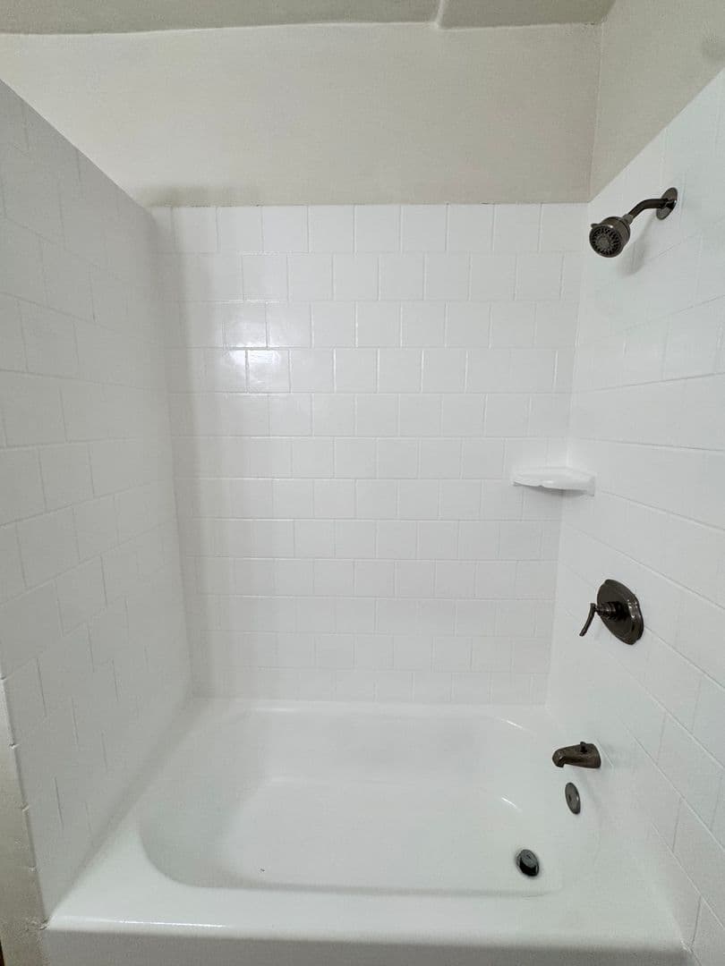 Long Beach Apartment: 125 Granada Ave