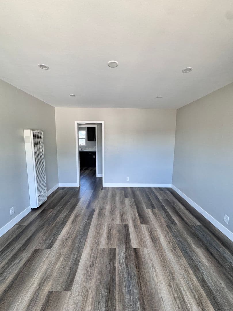 South Gate Apartment: 3048 Iowa ave