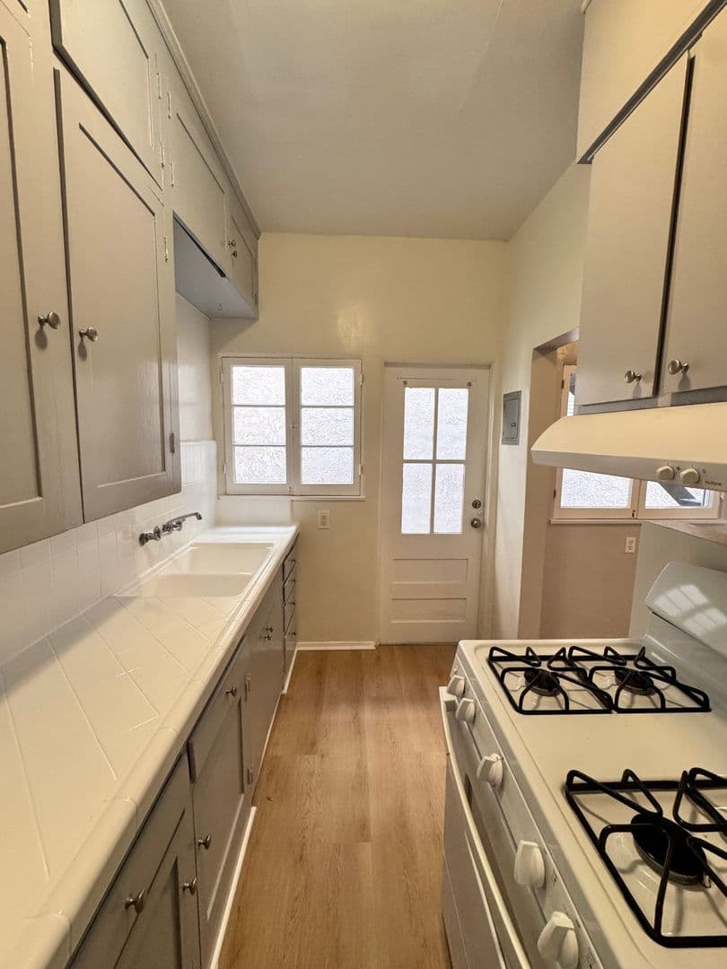 Long Beach Apartment: 125 Granada Ave