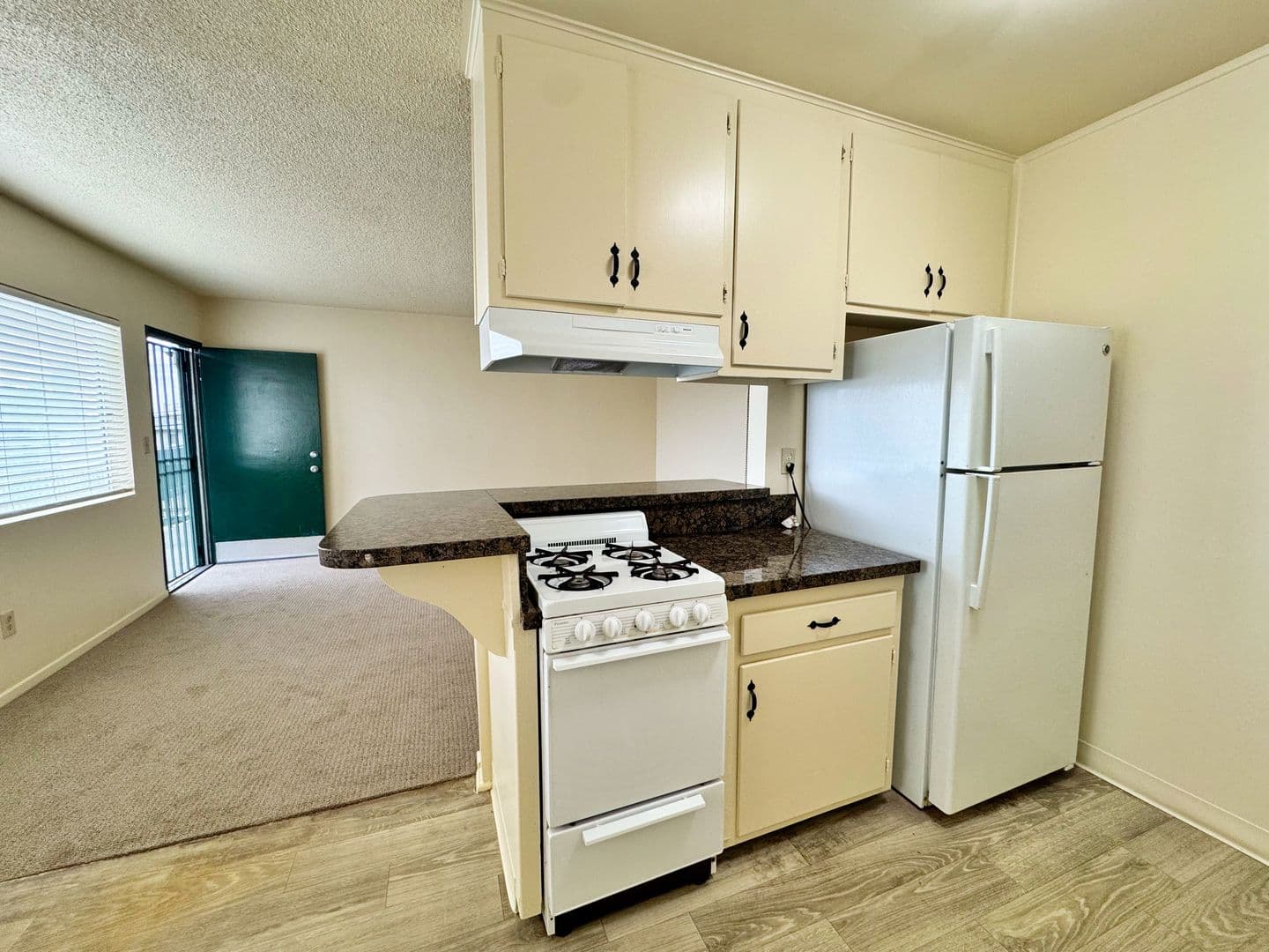 Long Beach Apartment: 1742 Obispo Ave