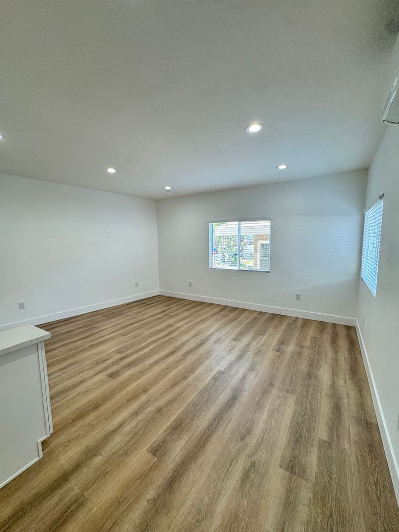 Long Beach Apartment: 5201 E Anaheim Rd.