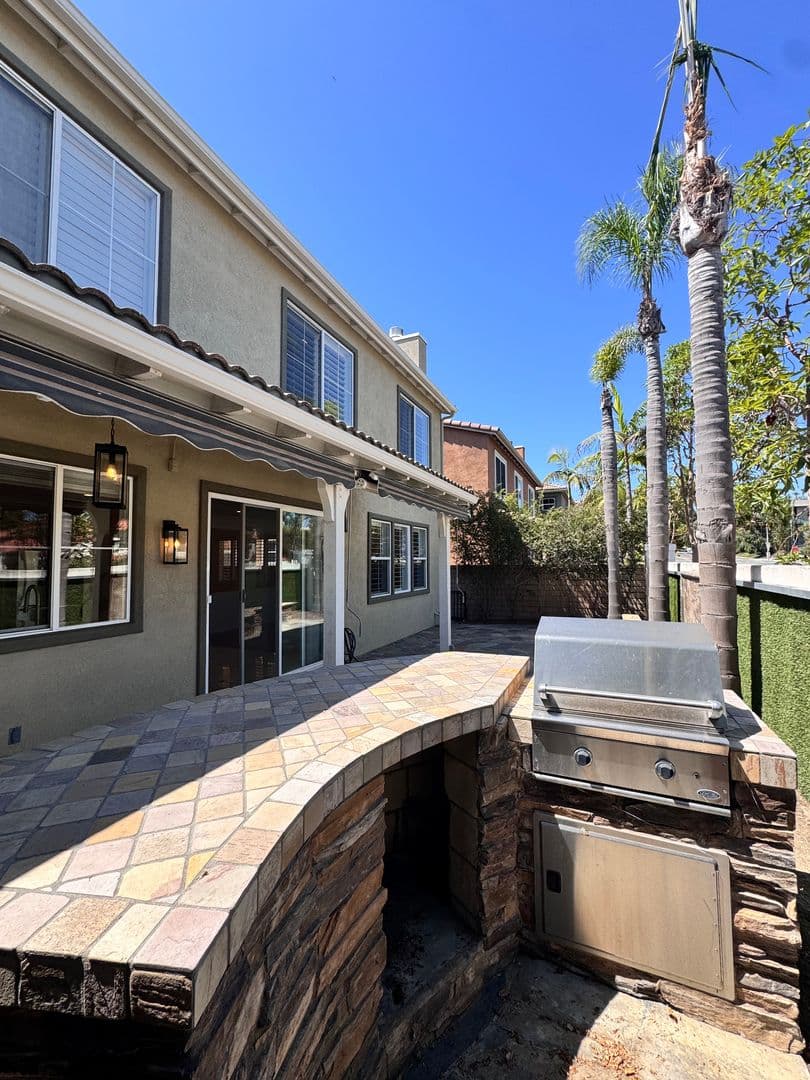 Long Beach House: 326 Manila Ave