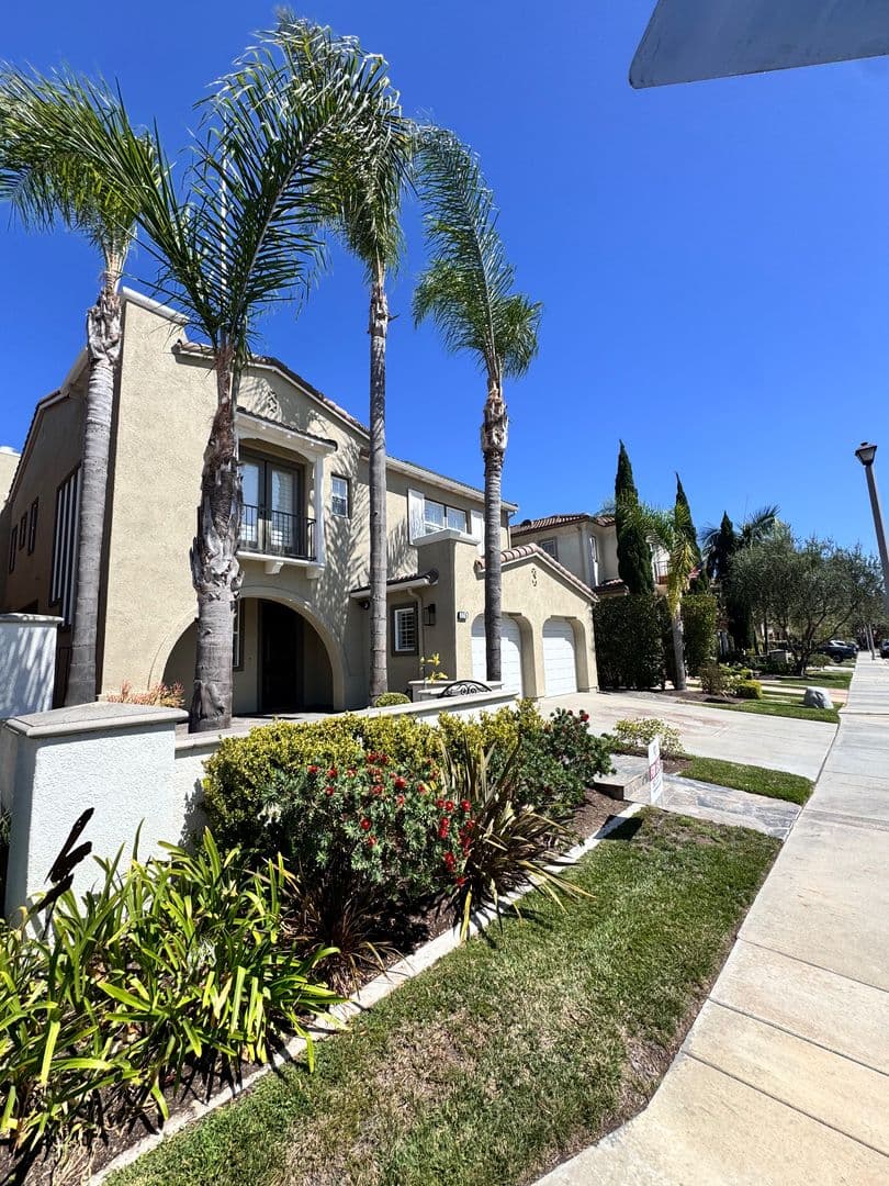 Long Beach House: 326 Manila Ave