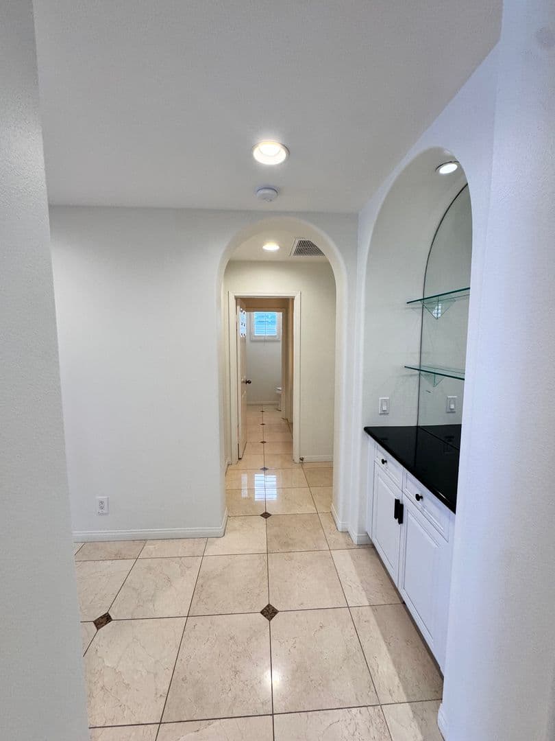 Long Beach House: 326 Manila Ave
