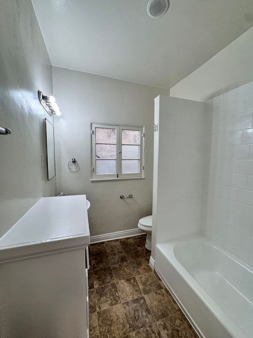 Long Beach Apartment: 125 Granada Ave