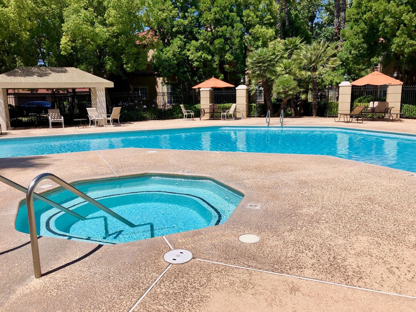 Fresno Condo: 8153 N. Cedar Ave. #114