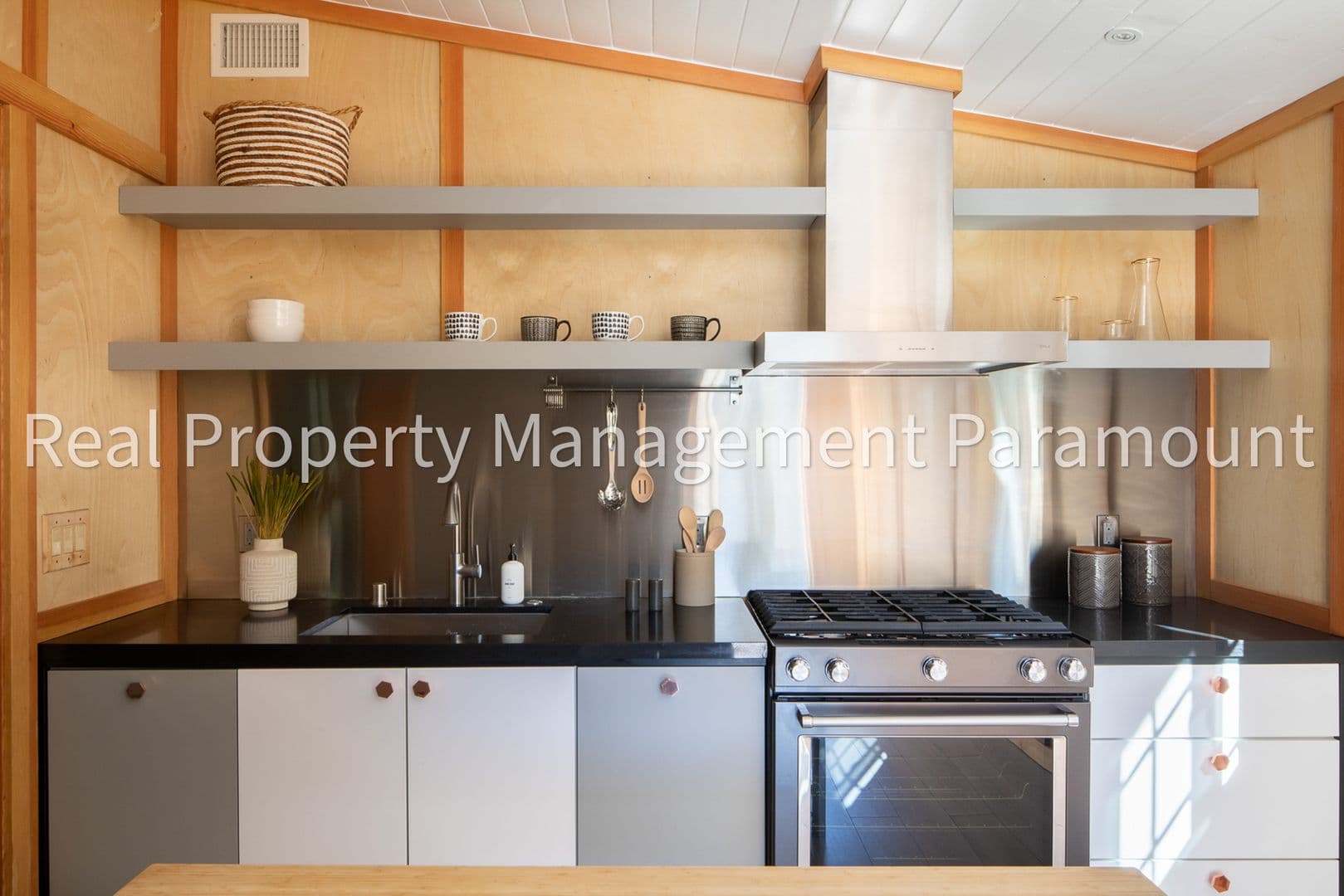 Los Angeles House: 1606 Myra Ave
