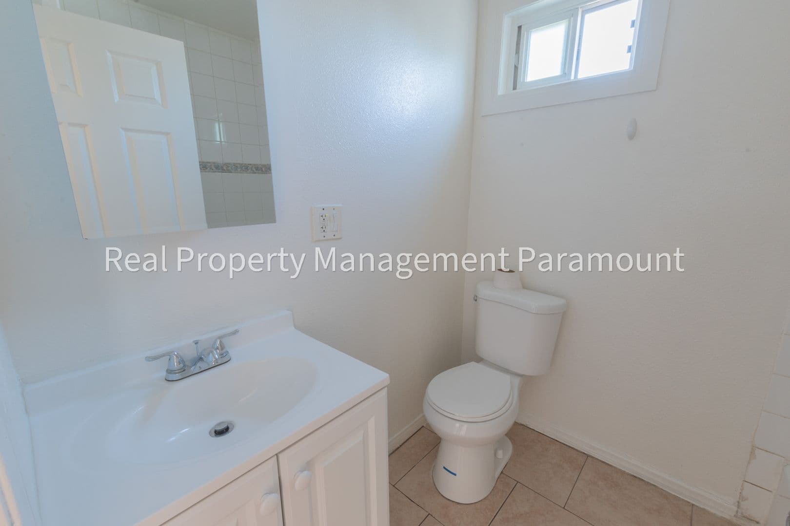 Los Angeles Apartment: 335 1/2 W 57th St