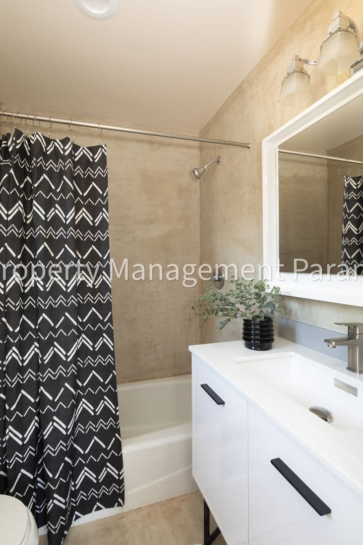 Los Angeles House: 1606 Myra Ave