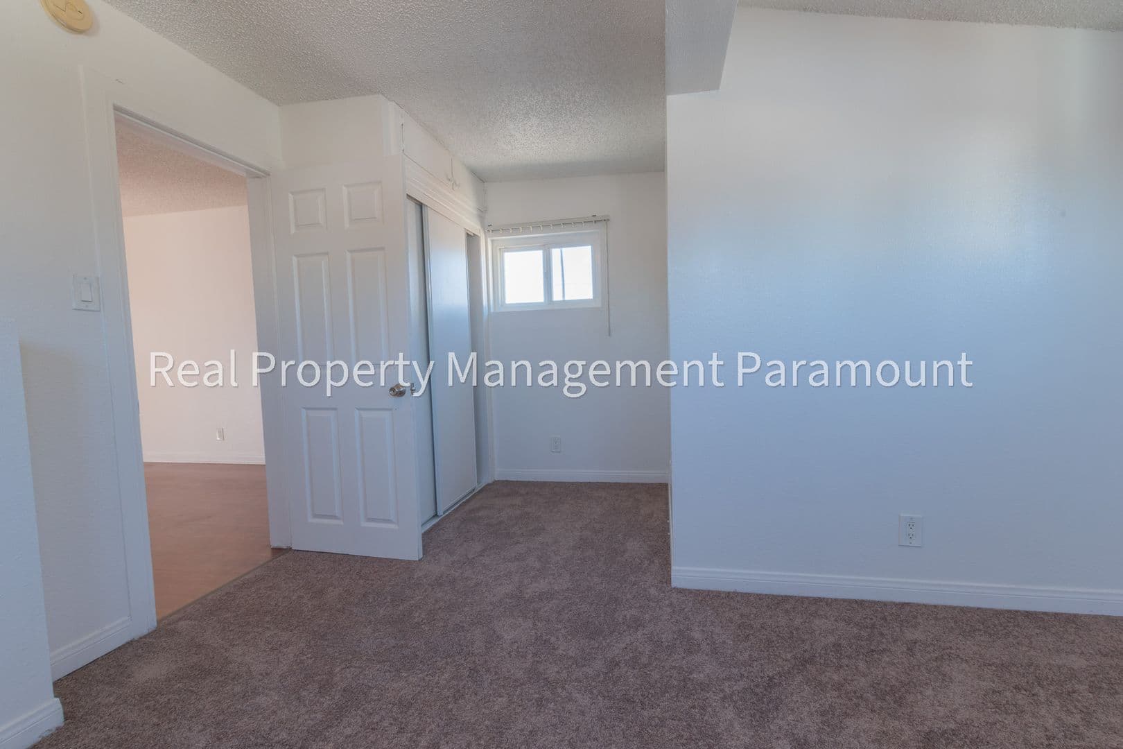 Los Angeles Apartment: 335 1/2 W 57th St
