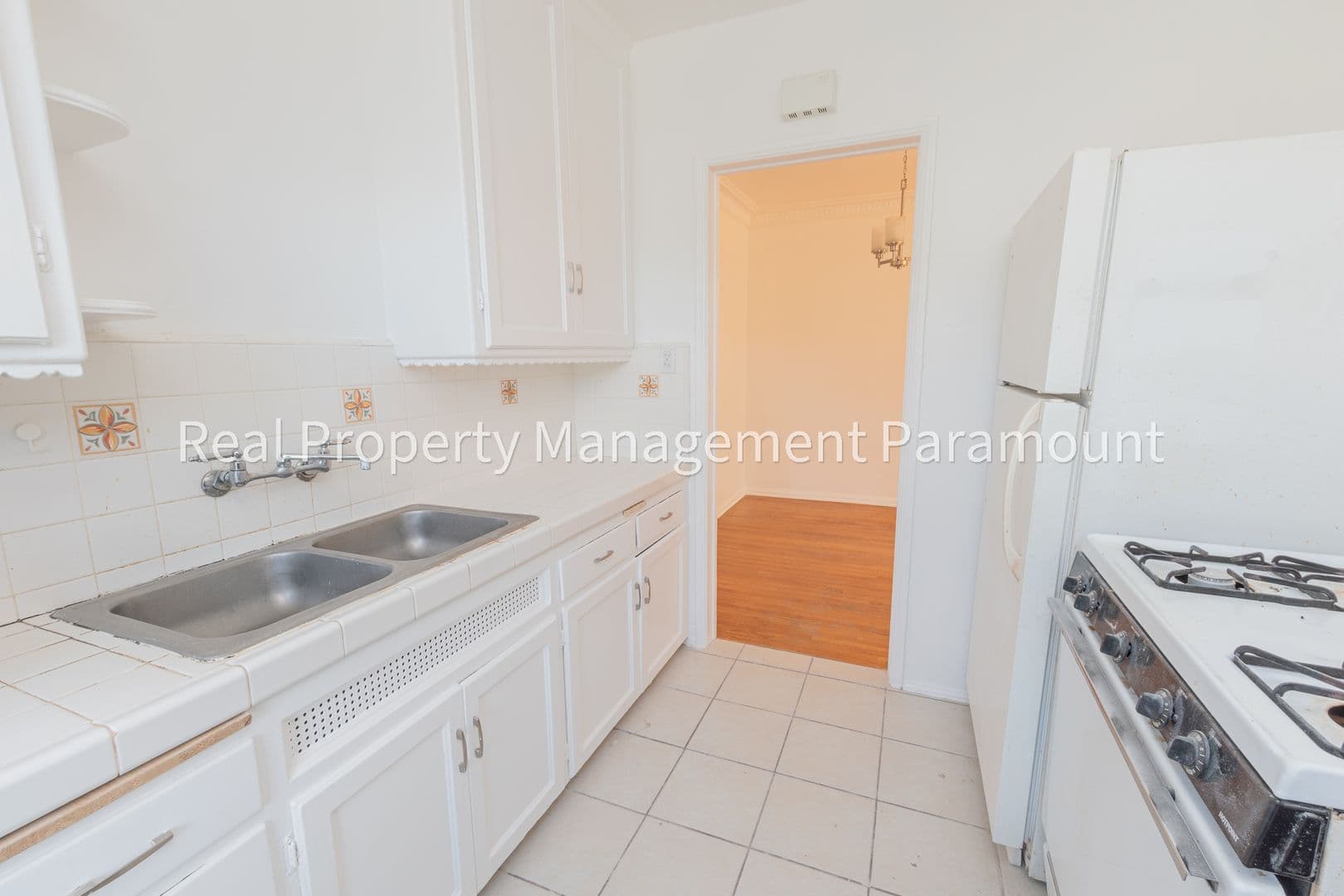 Los Angeles Apartment: 1460 S Orange Grove Ave