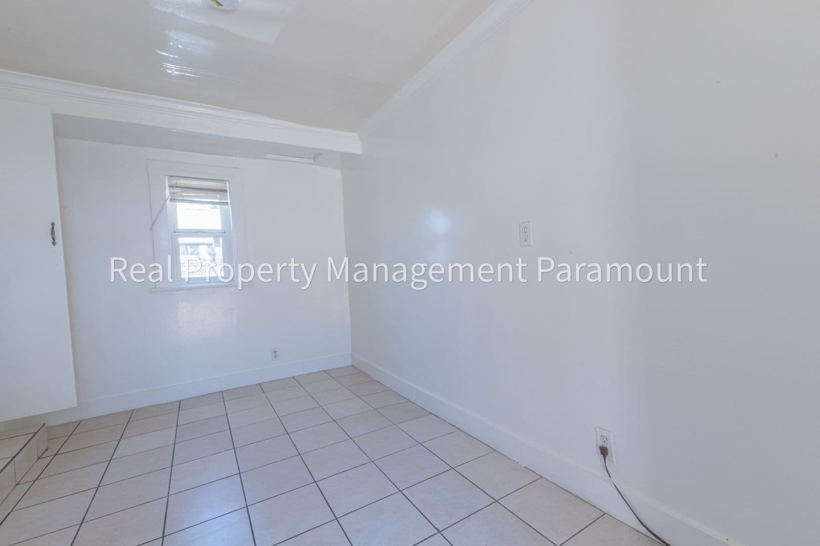 Los Angeles Apartment: 335 1/4 W 57th St