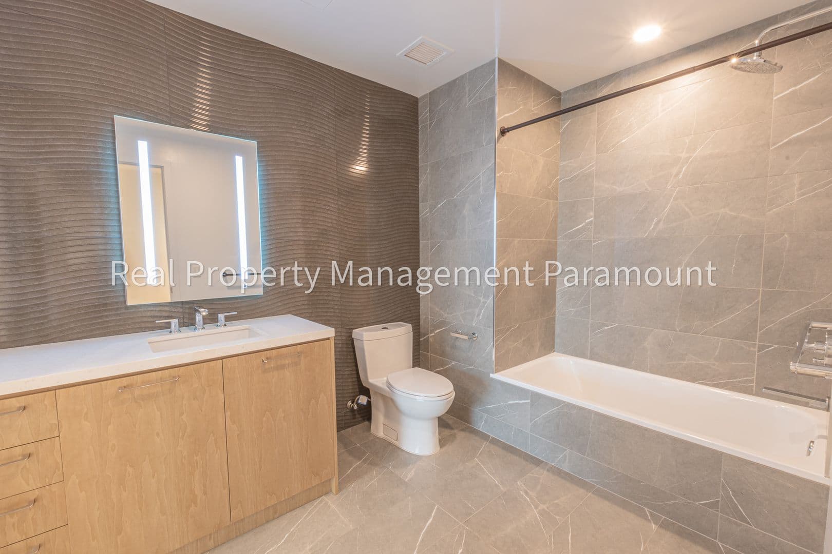 Los Angeles Condo: 400 S Broadway #1301