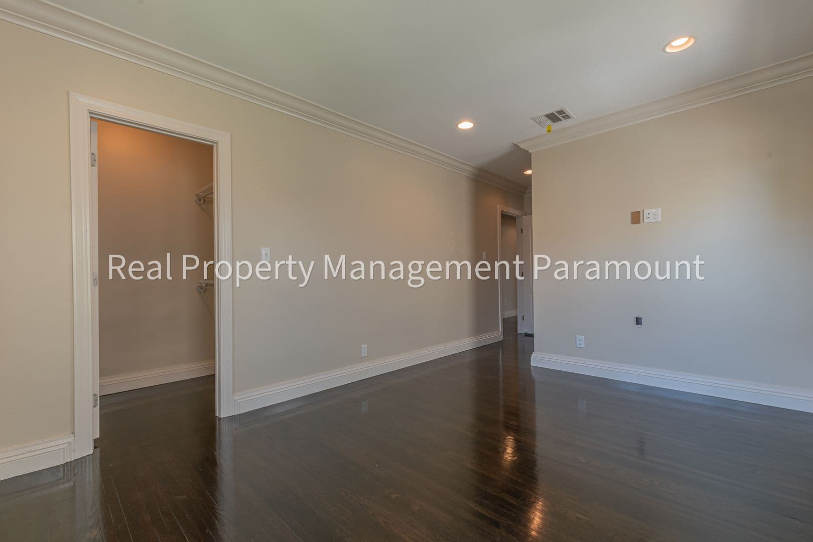Los Angeles Apartment: 1925 South Harcourt Avenue,