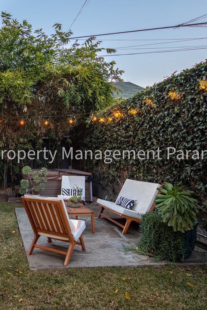 Los Angeles House: 1606 Myra Ave