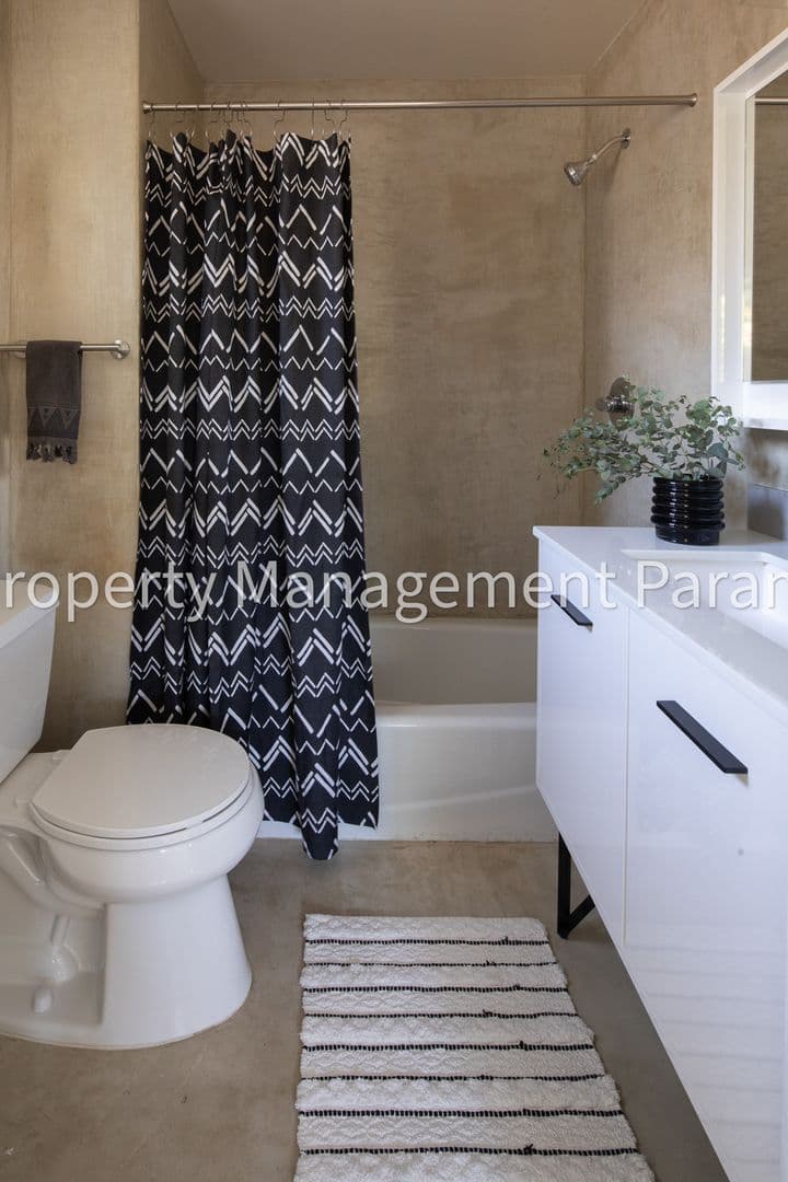 Los Angeles House: 1606 Myra Ave