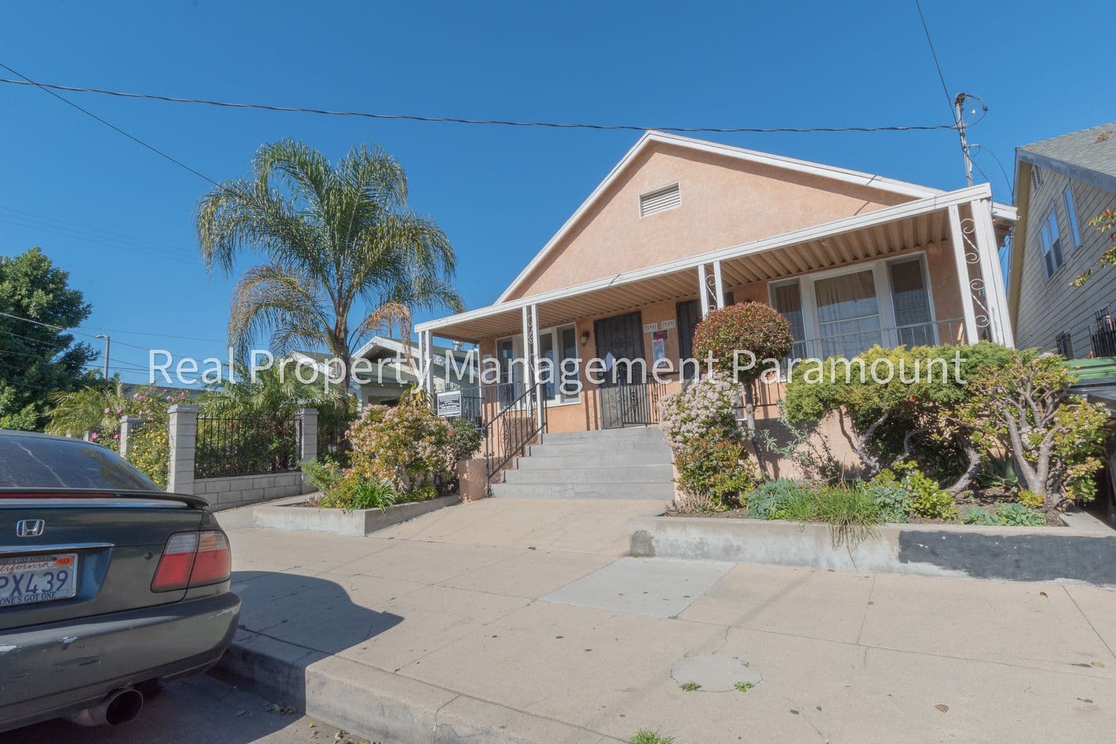 Los Angeles Apartment: 335 1/2 W 57th St