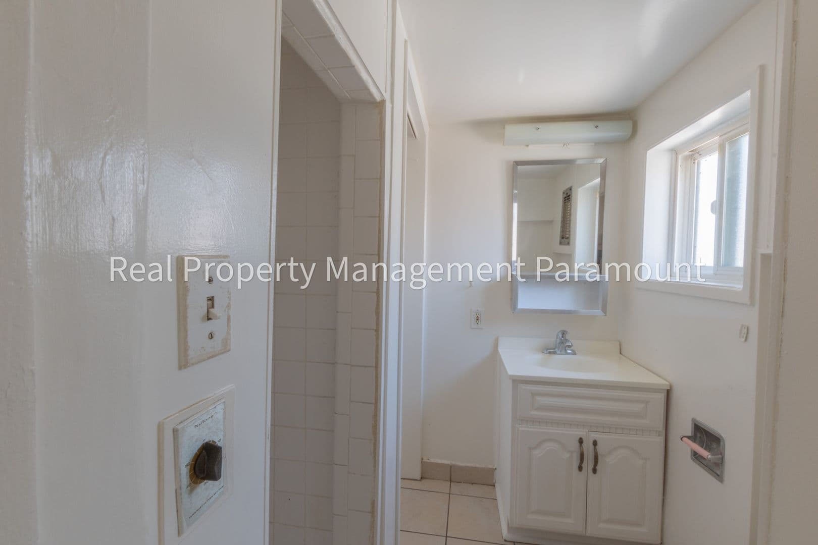 Los Angeles Apartment: 335 1/4 W 57th St