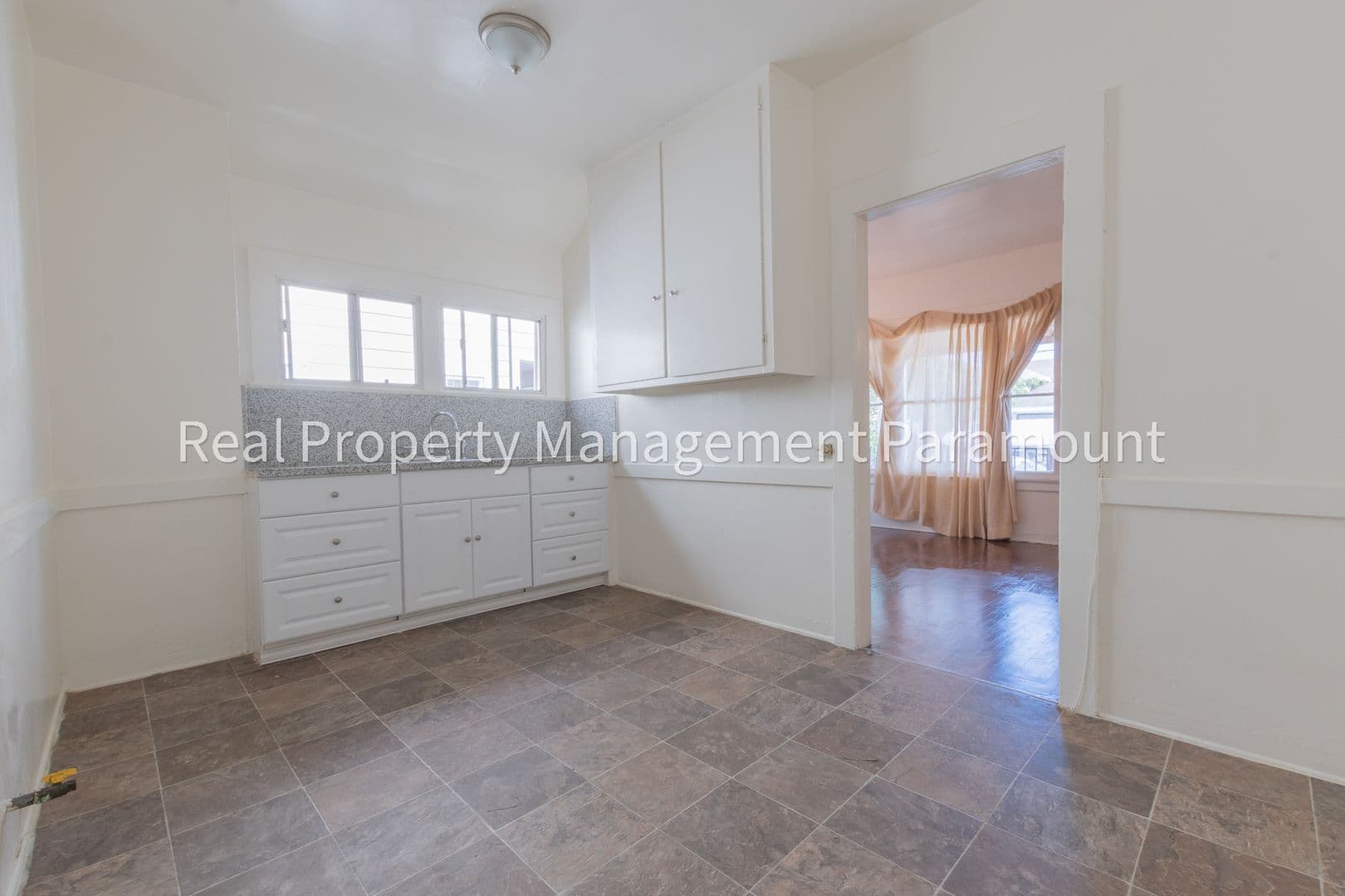 Los Angeles Apartment: 333 W 57th St - 333 W 57th St