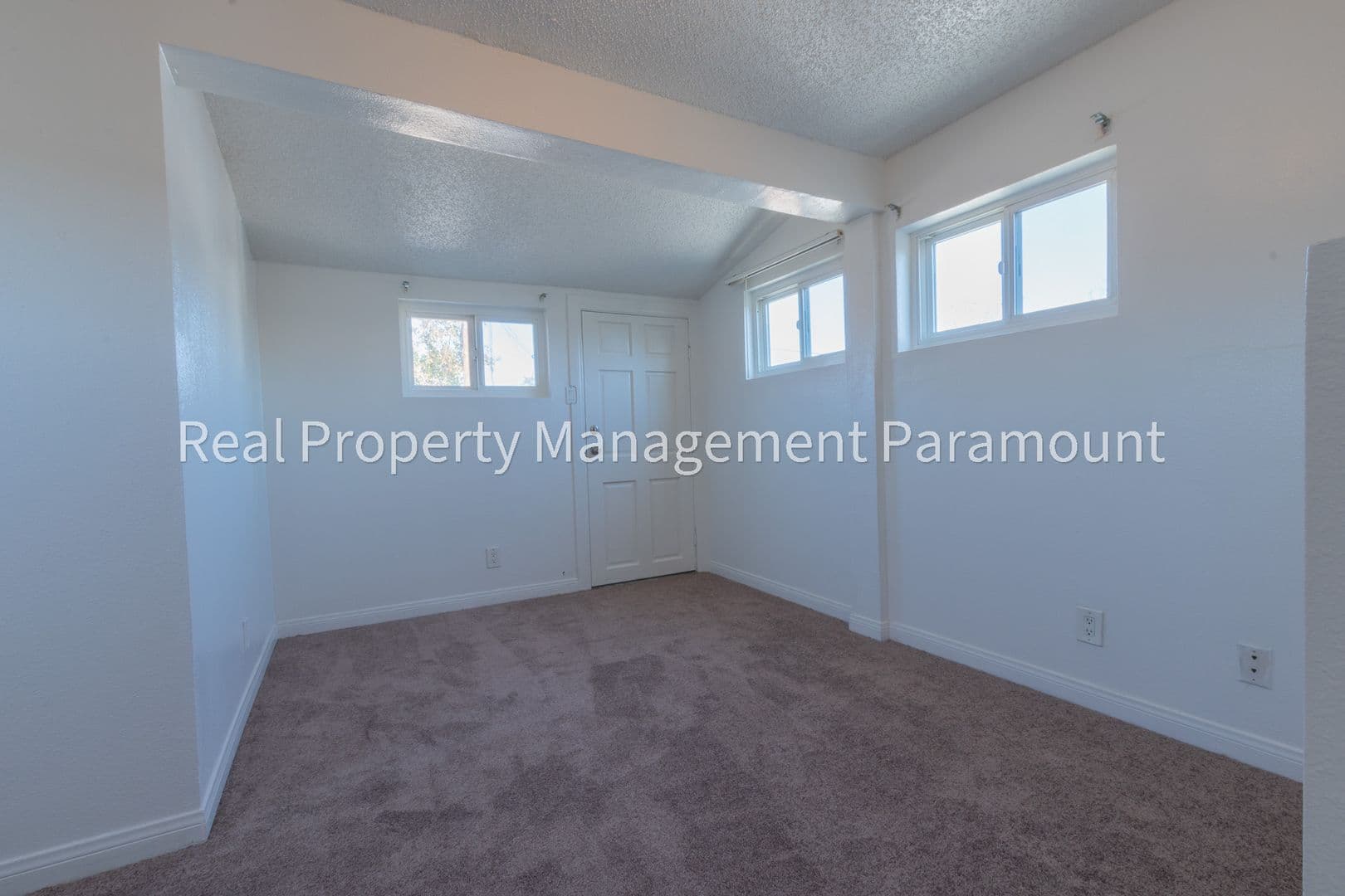 Los Angeles Apartment: 335 1/2 W 57th St