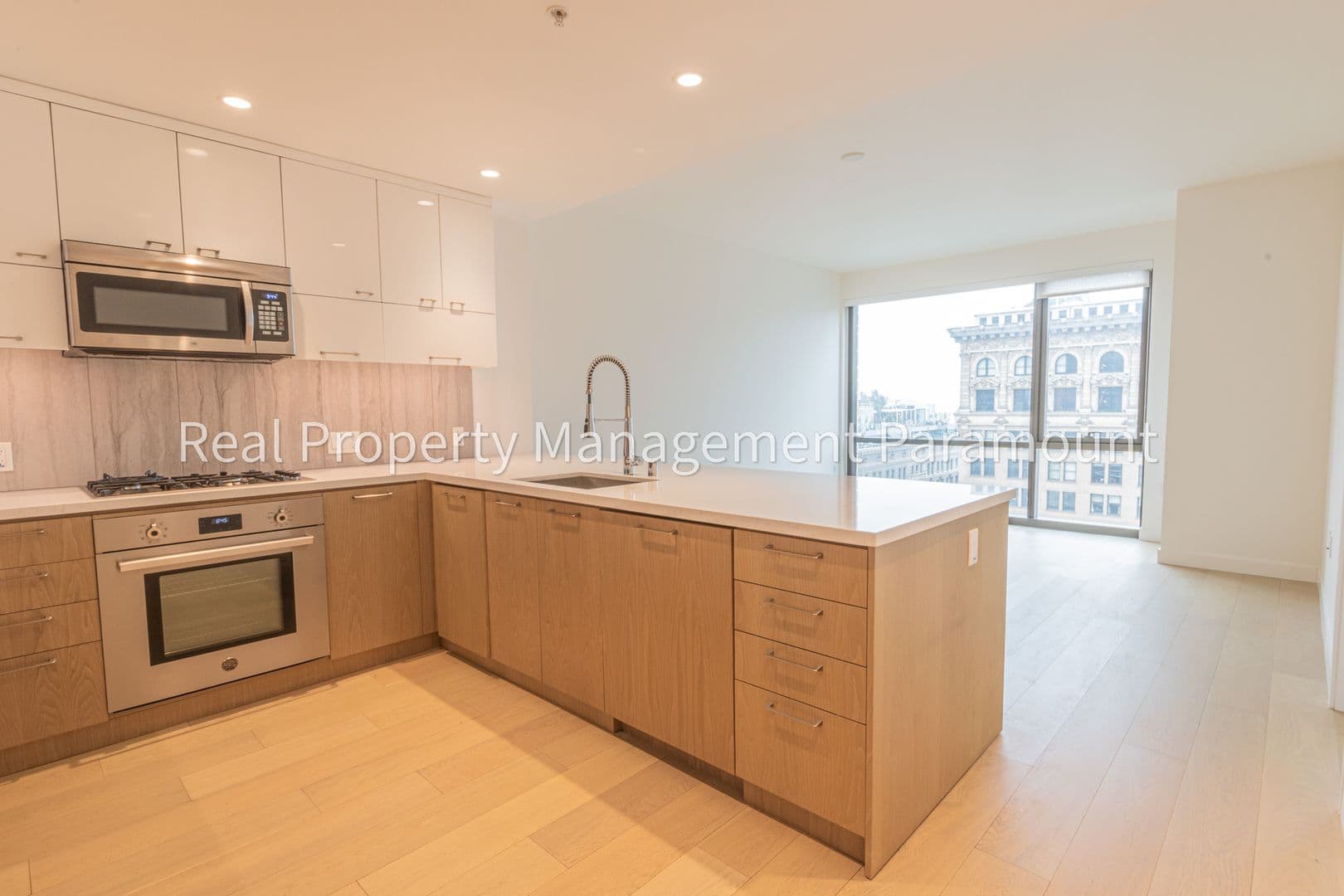 Los Angeles Condo: 400 S Broadway #1301