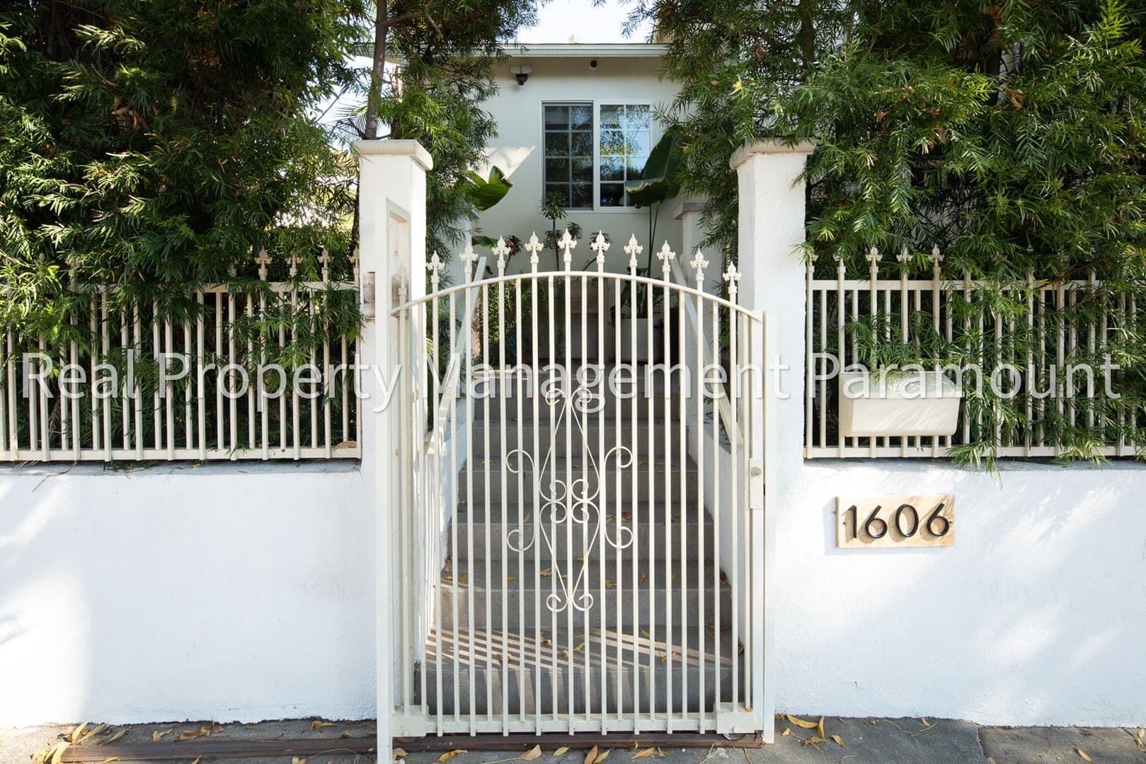 Los Angeles House: 1606 Myra Ave