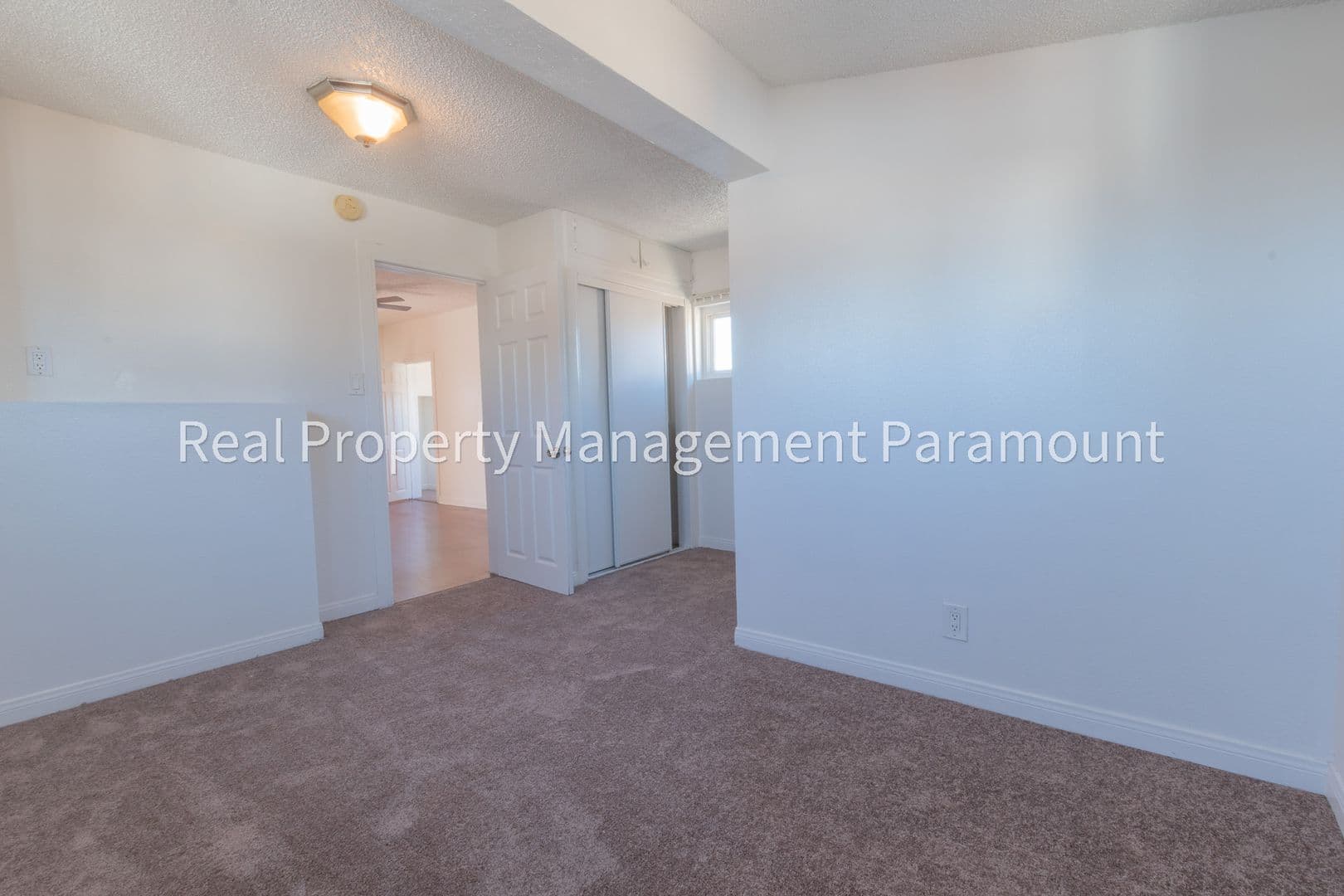 Los Angeles Apartment: 335 1/2 W 57th St
