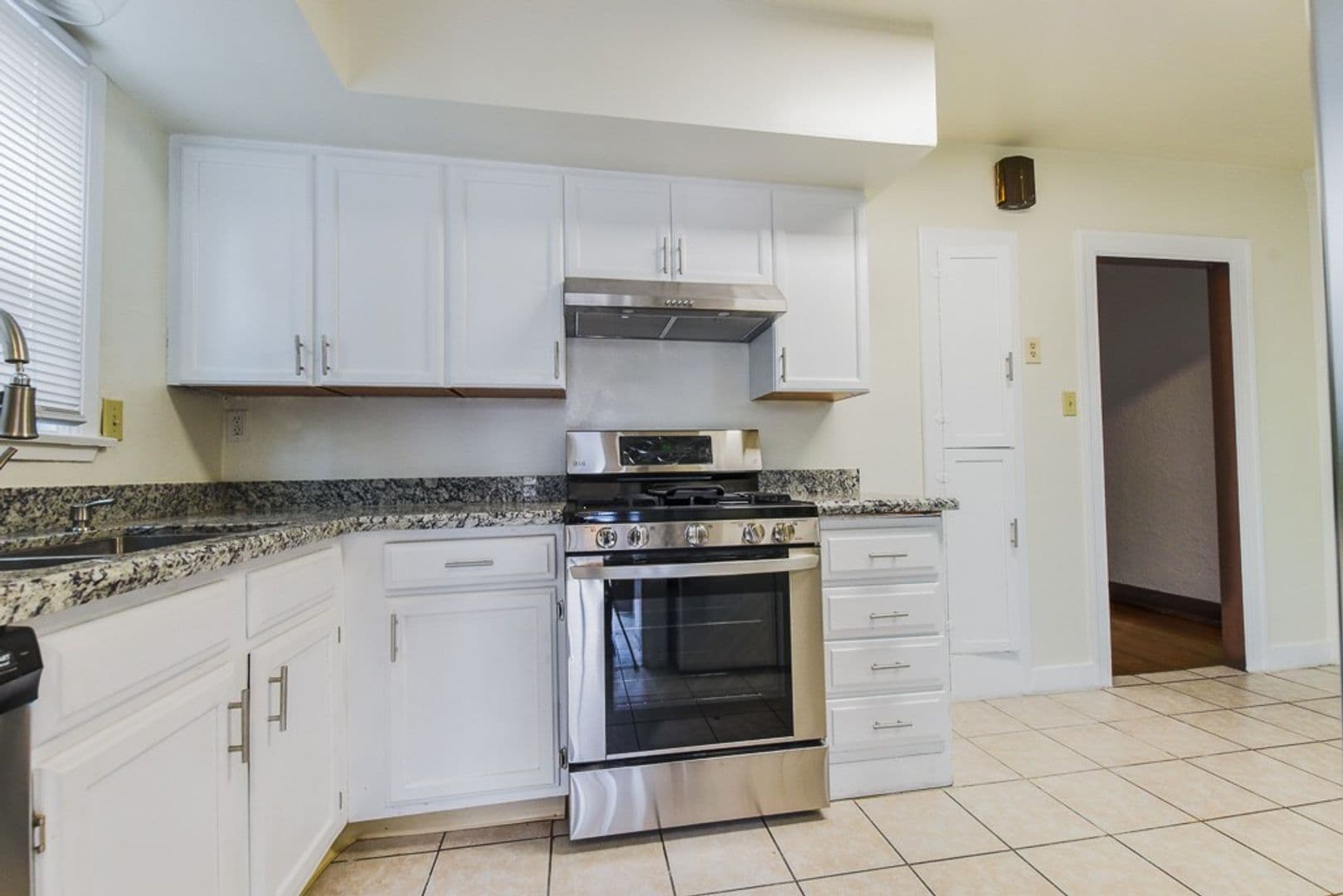 Los Angeles House: 2226 S Redondo Blvd