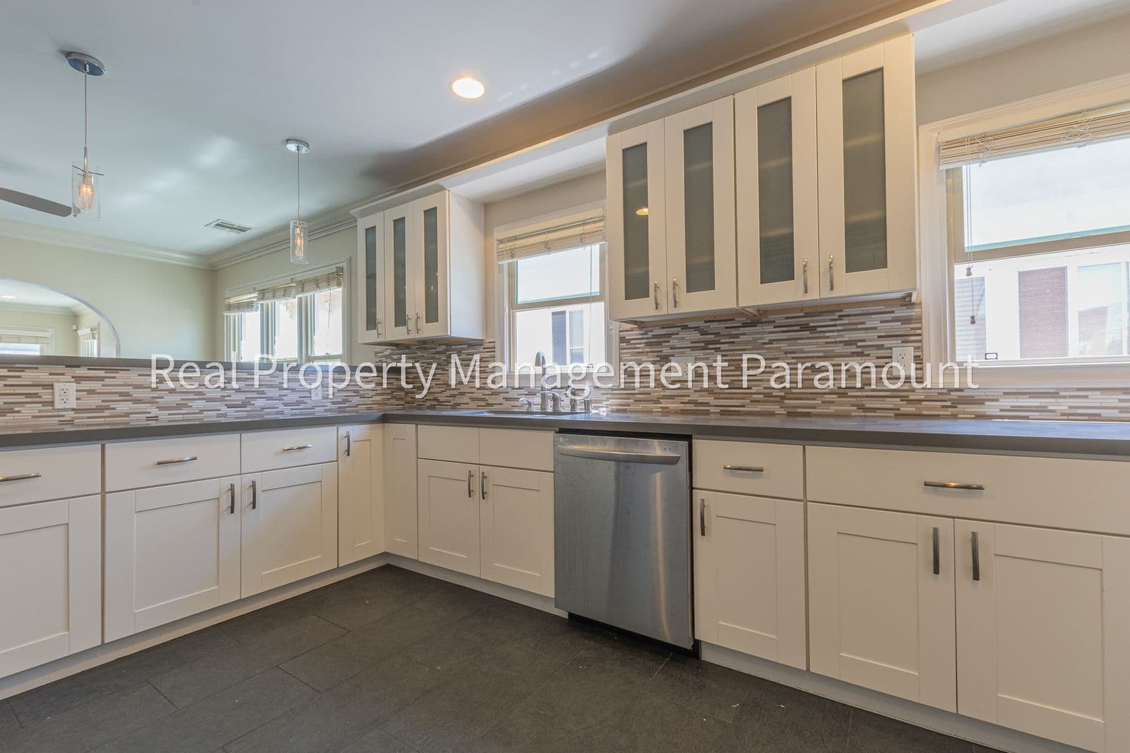 Los Angeles Apartment: 1925 South Harcourt Avenue,