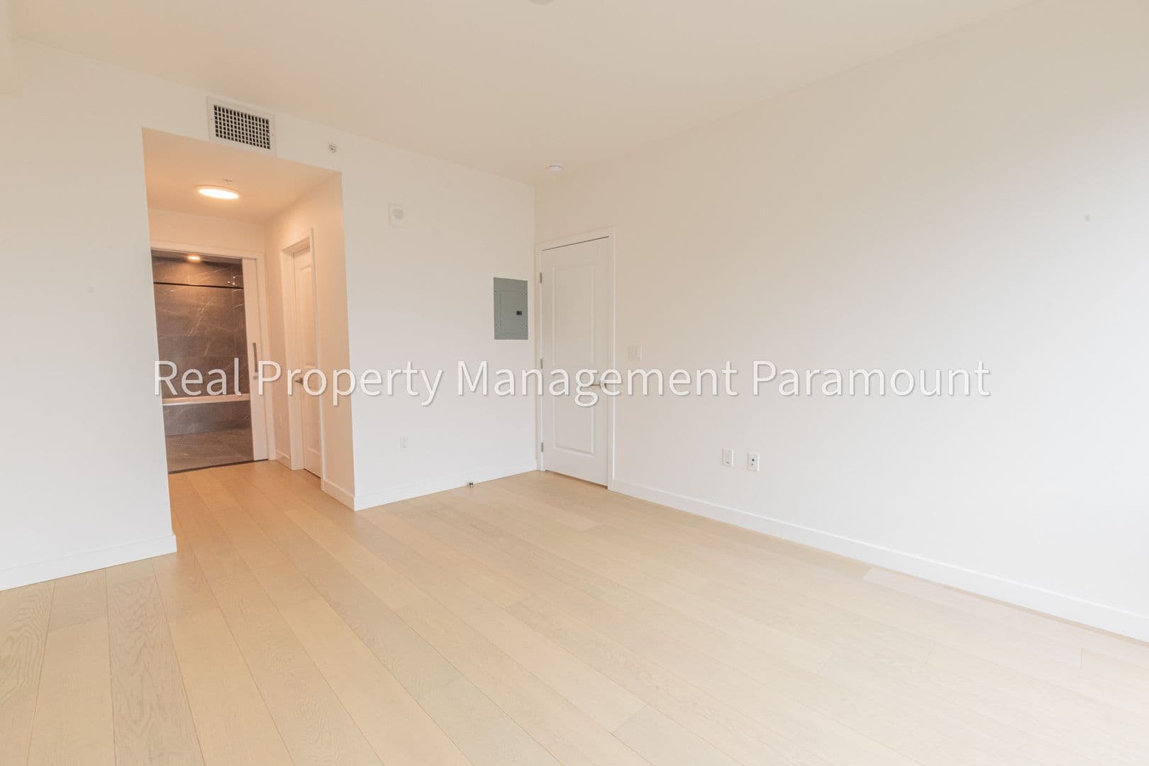 Los Angeles Condo: 400 S Broadway #1301