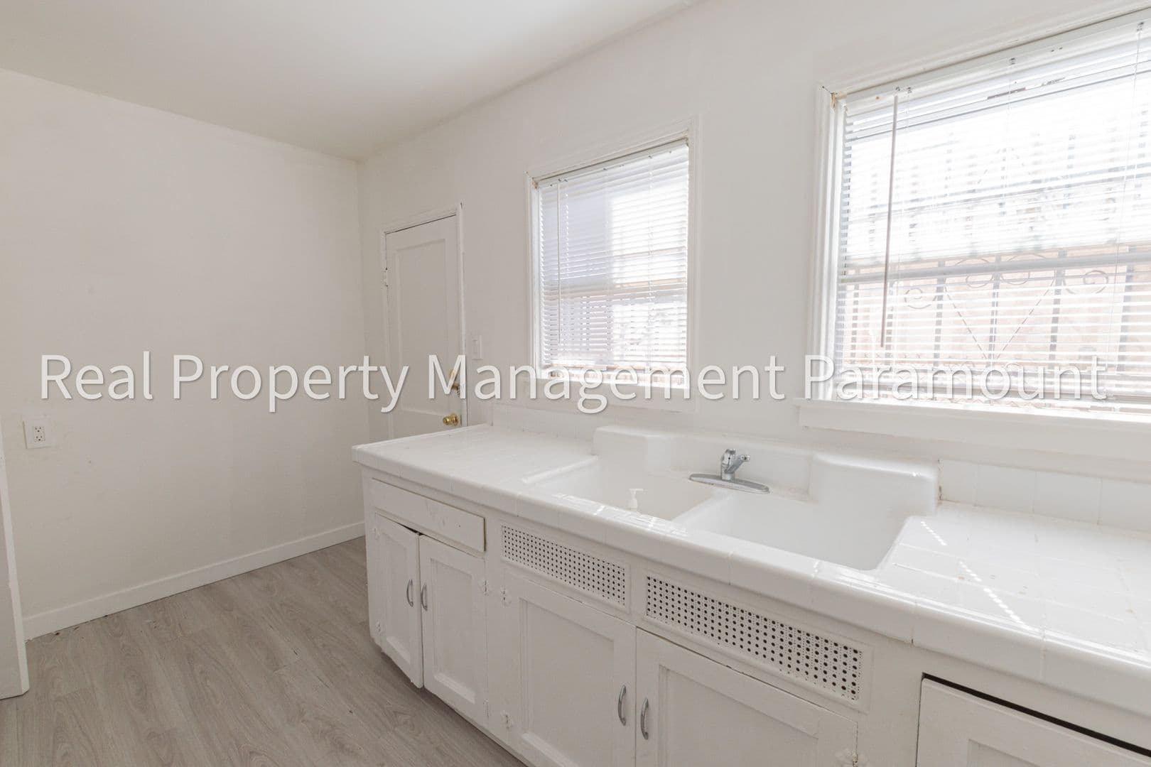Los Angeles Apartment: 300 E 55th St- 300 - Unit 1