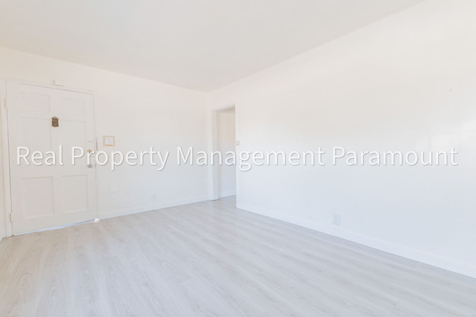 Los Angeles Apartment: 300 E 55th St- 300 - Unit 1
