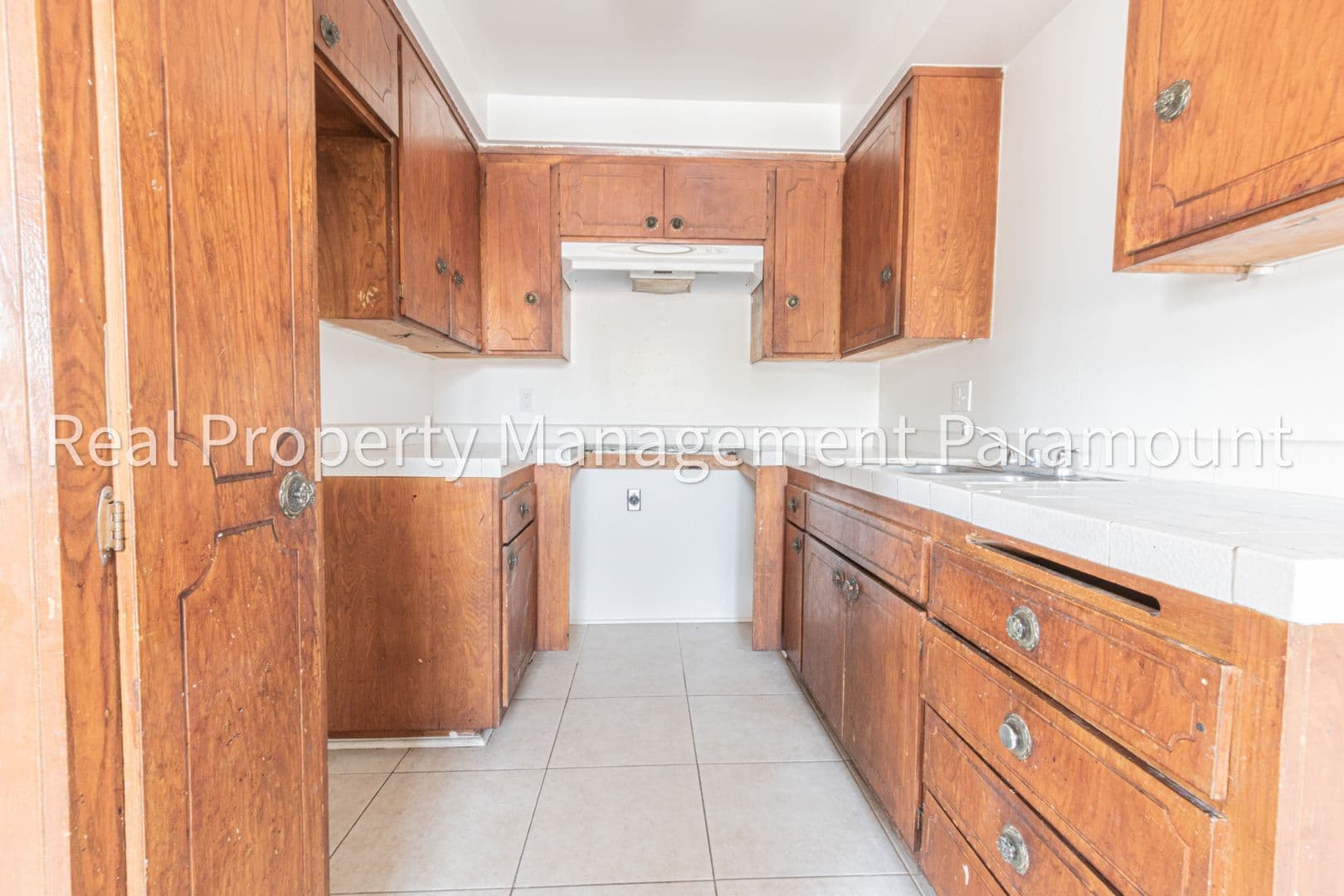Inglewood Apartment: 540 W Queen Street