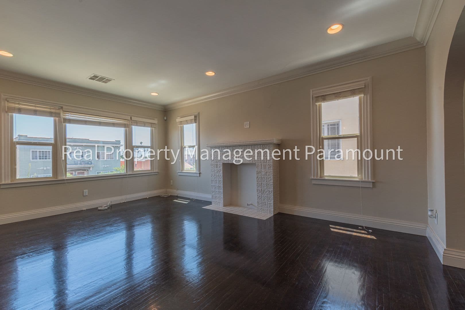 Los Angeles Apartment: 1925 South Harcourt Avenue,