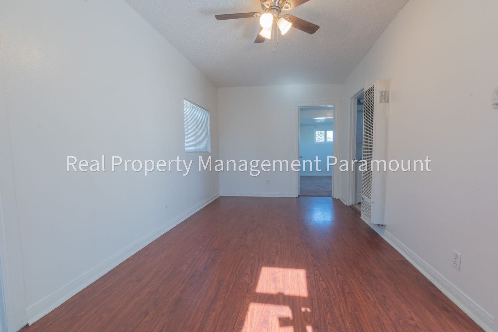 Los Angeles Apartment: 335 1/2 W 57th St