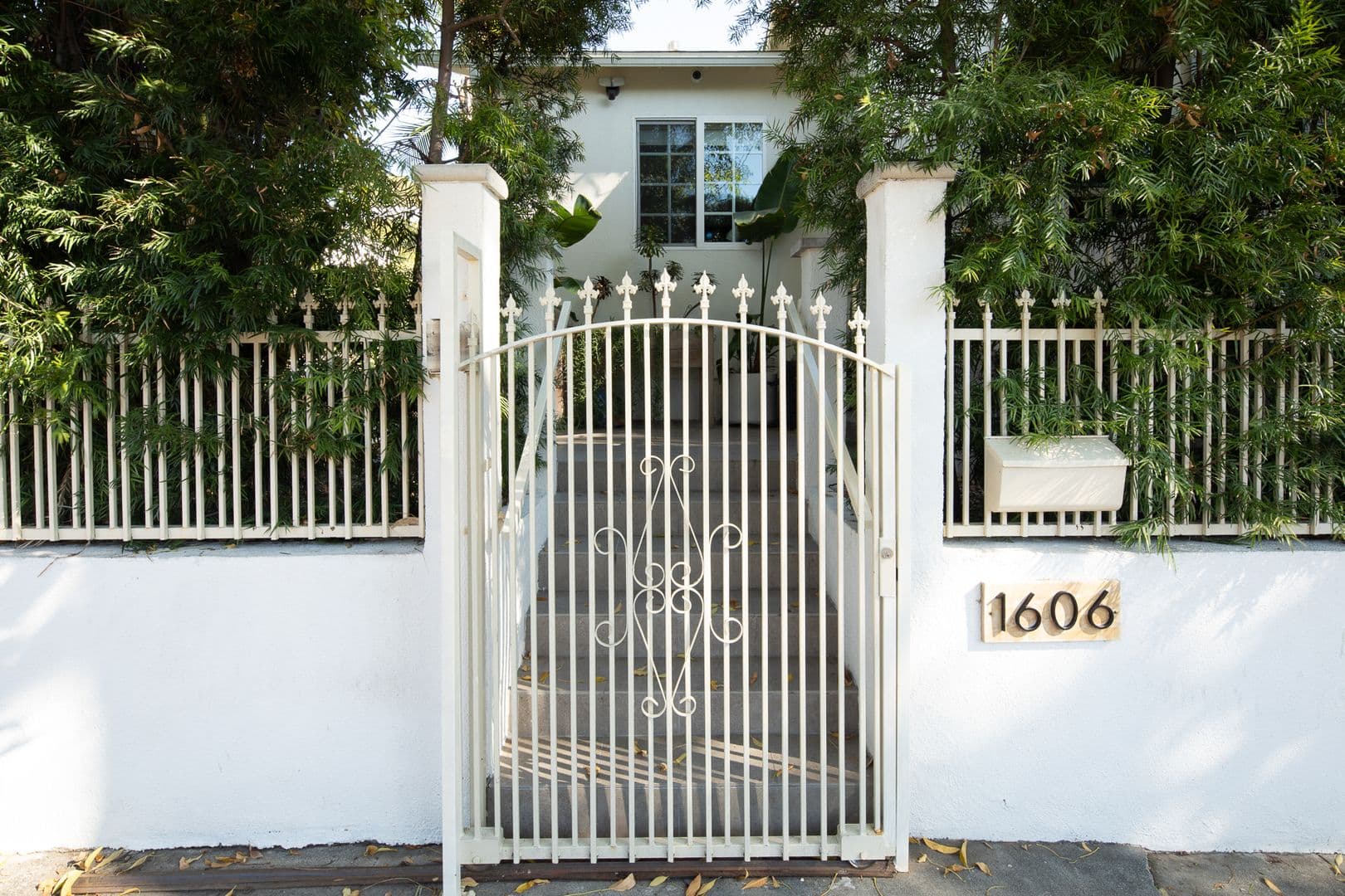 Los Angeles House: 1606 Myra Ave