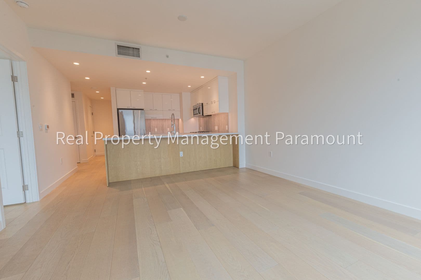Los Angeles Condo: 400 S Broadway #1301