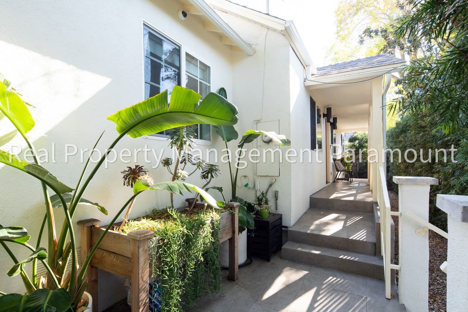 Los Angeles House: 1606 Myra Ave
