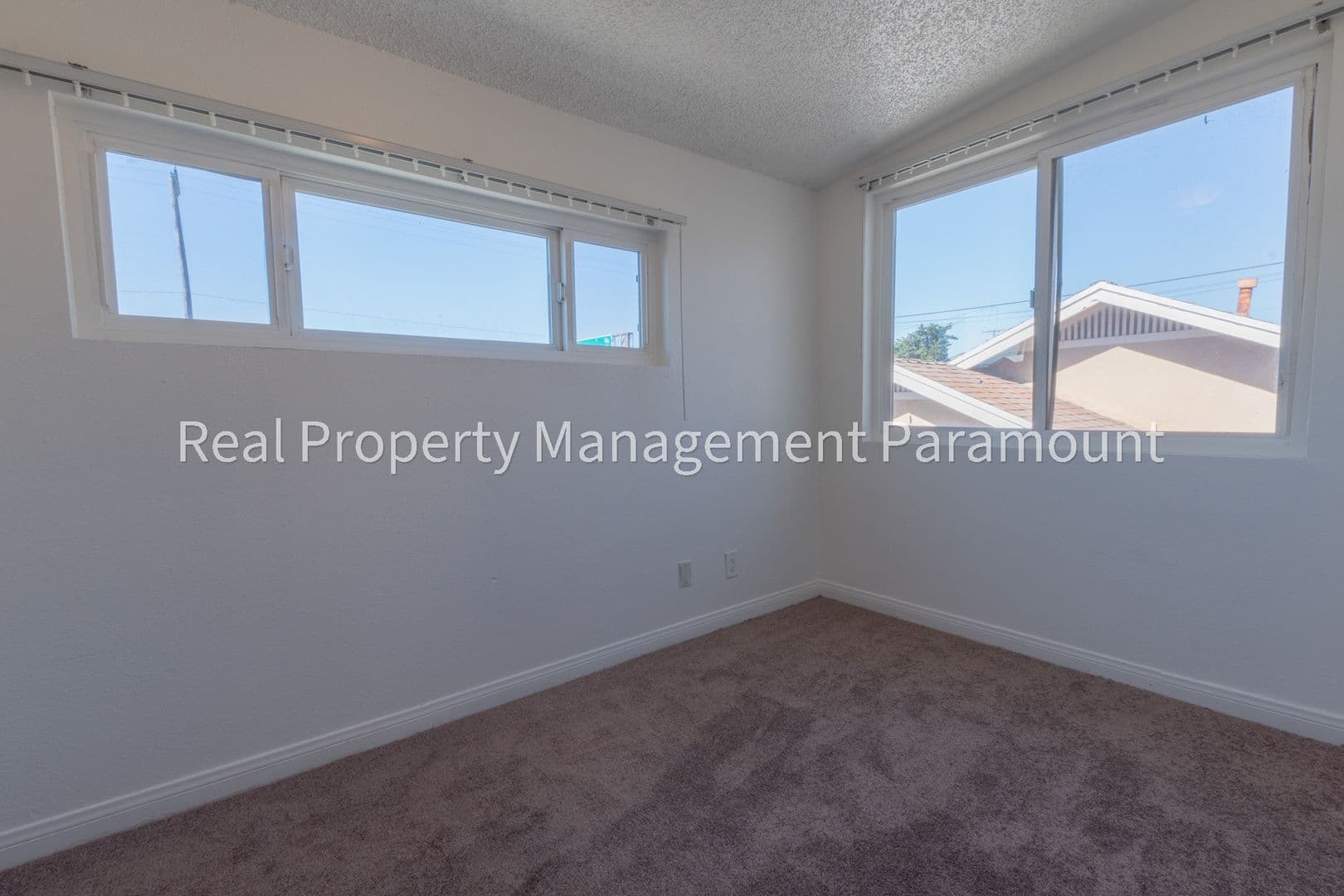 Los Angeles Apartment: 335 1/2 W 57th St