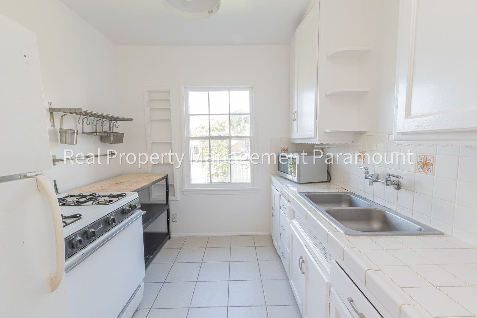 Los Angeles Apartment: 1460 S Orange Grove Ave