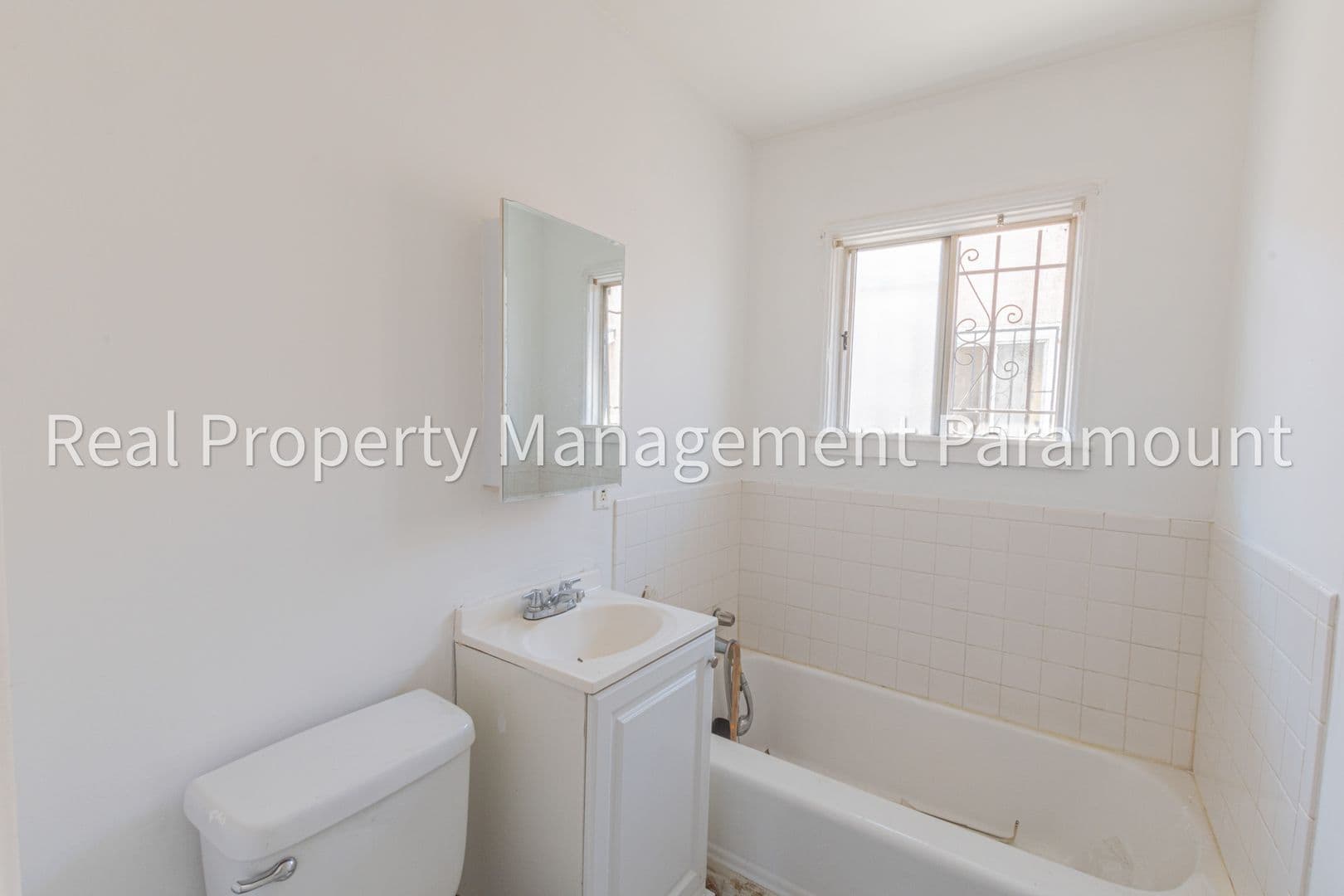 Los Angeles Apartment: 300 E 55th St- 300 - Unit 1